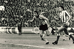 Historisches Bild von Gerd Weber im Spiel gegen Atletico Madrid.