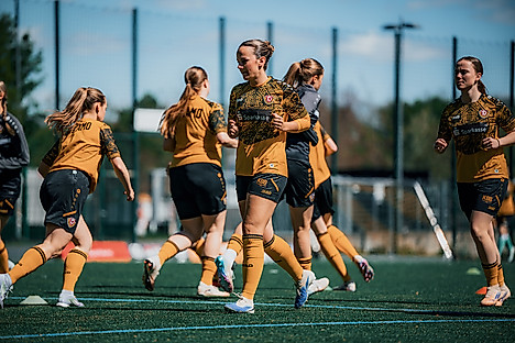 Die Frauenmannschaft der SGD bei der Erwärmung vor dem Spiel.