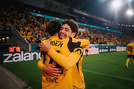 Ben Bobzien umarmt Patrice Covic im Torjubel für Dynamo Dresden.