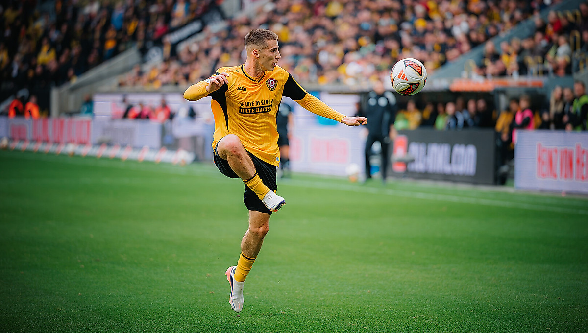 Tobias Raschl ist für Dynamo Dresden am Ball.