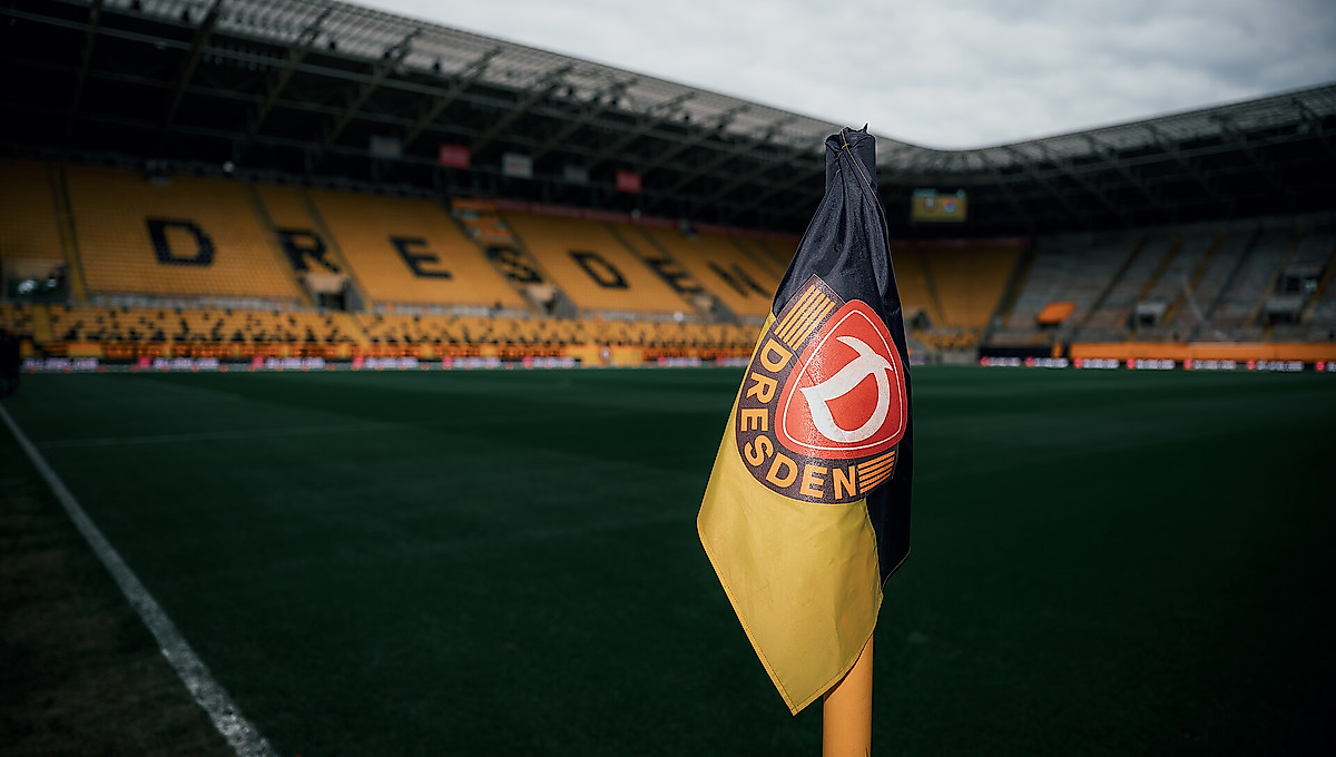 Blick von der Eckfahne im Rudolf-Harbig-Stadion auf das Spielfeld