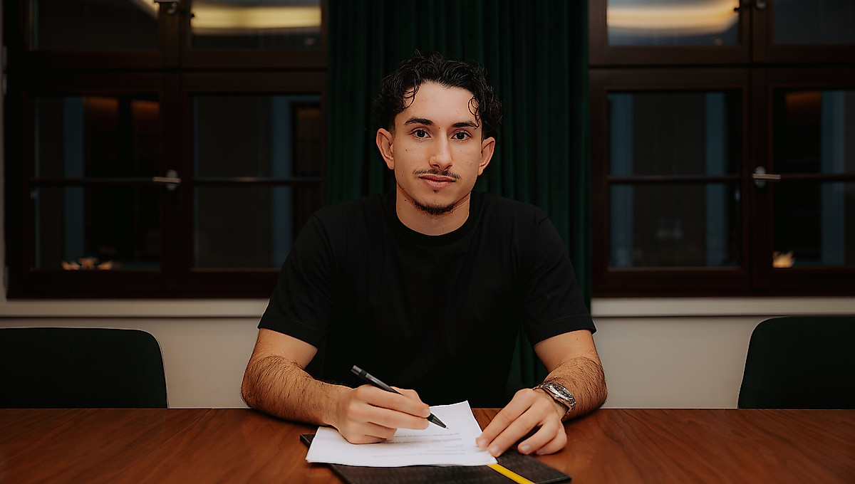 Jason Ceka bei der Vertragsunterschrift.