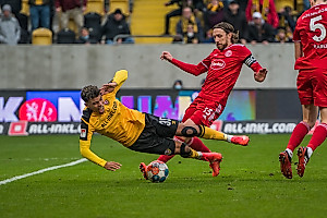 Königsdörffer kommt im Strafraum zu Fall ... | Foto: Dennis Hetzschold
