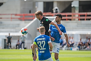 Daferner versucht den Ball gegen zwei Darmstädter zu behaupten. | Foto: Dennis Hetzschold