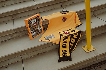 Ein Trikot, ein Schal und eine Postkarte aus der gelben Retrobox.