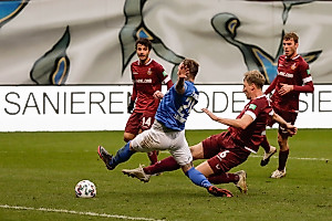 Hartmann haut das Leder nach guter Brustmitnahme zum 2:0 in die Maschen. | Foto: Steffen Kuttner