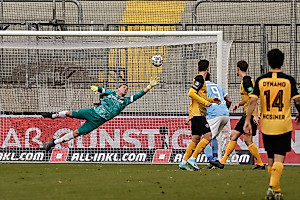 Kevin Broll streckt sich beim Abschluss von Steinhart vergebens - die Sechziger gehen in Führung. | Foto: Steffen Kuttner 