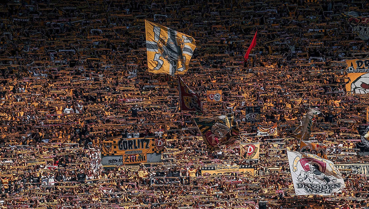 Fans im Rudolf-Harbig-Stadion.