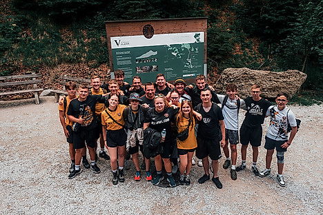 Gruppenfoto von jugendlichen Dynamo-Fans bei einer Wanderung.