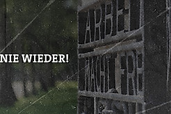 Das Eingangstor zum Konzentrationslager Dachau mit der Aufschrift Arbeit macht frei. Darüber der Schriftzug: Nie wieder!