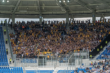 Der Gästeblock im Wildparkstadion Karlsruhe gefüllt mit Dynamo-Fans