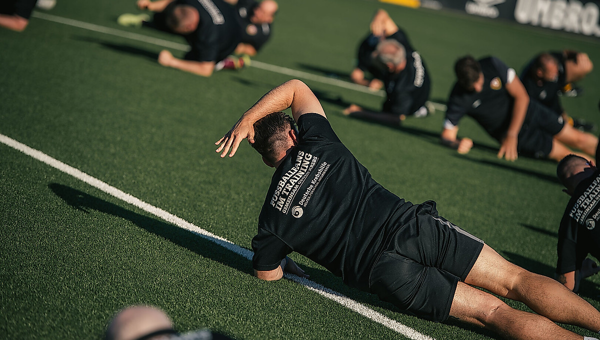 Ein Mensch beim Sport. Er macht einen Seitstütz.