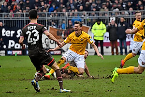 Stefan Kutschke wird von Bernd Nehrig gefoult