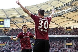 Stefan Kutschke jubelt nach seinem Tor zum 0:1 mit Niklas Hauptmann