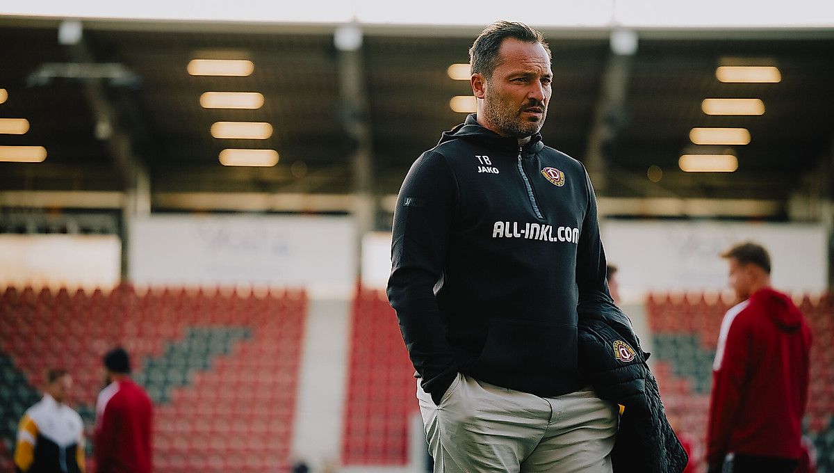 Thomas Brendel läuft im Stadion vom Platz.