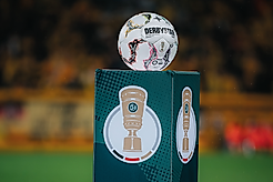 Die Ball-Stele des DFB-Pokals mit einem Ball.