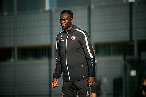 Dennis Duah auf dem Trainingsplatz in der AOK PLUS Walter-Fritzsch-Akademie.