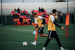 Lukas Boeder spielt einen Pass in der Trainingseinheit.
