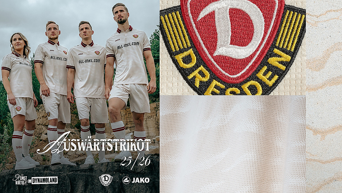 Eine Fußballerin und drei Fußballer im neuen altweißen Auswärtstrikot für die Saison 2025/26.
