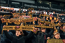 Fans bei einer Schalparade im Rudolf-Harbig-Stadion