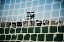 Die Trainerbänke des Never Give Up Football Centers im türkischen Lara.