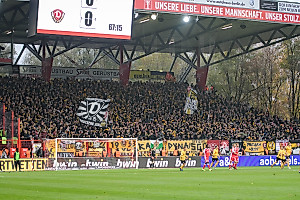 Dynamo-Fans im Gästeblock