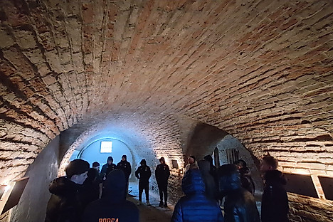 Eine Grupper Jugendlicher in einem Gewölbe