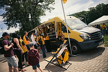 Das Fanshopmobil verkauft Fanartikel.