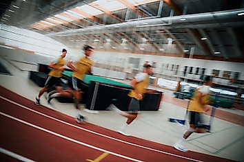 Die Spieler laufen in der Leichtathletikhalle bei einem Laktattest.