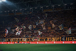 Schalparade und Fahnenmeer im K-Block des Rudolf-Harbig-Stadions