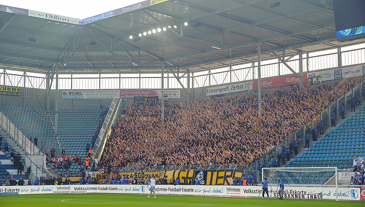 Der Gästeblock im Magdeburger Stadion voller Dynamo-Fans.