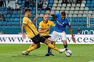 Rico Benatellli und Dario Dumic klären gegen Jan Gyamerah