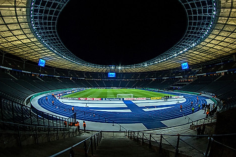 Das Olympiastadion in Berlin bei Nacht.