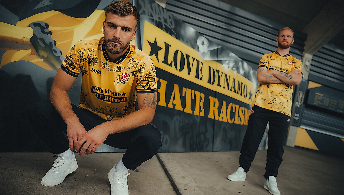 Lars Bünning und Nils Fröling vor einer Graffiti-Wand mit der Aufschrift LOVE DYNAMO - HATE RACISM