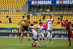 Florian Ballas versucht Kobel im Tor der Gäste zu überwinden. | Foto: Steffen Kuttner