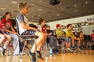 Den Kindern aus dem Füchsleclub hat es jedenfalls gefallen - gebannt hörten sie dem Autor zu.
