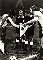 Hansi Kreische bei der Wimpel-Übergabe im UEFA-Cup-Spiel gegen den FC Porto 1972
