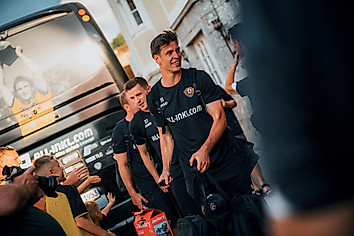 Neuzugang Alexander Rossipal bei der Ankunft am Mannschaftshotel.