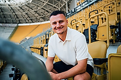 Jakob Lemmer auf der Tribüne des Rudolf-Harbig-Stadions.