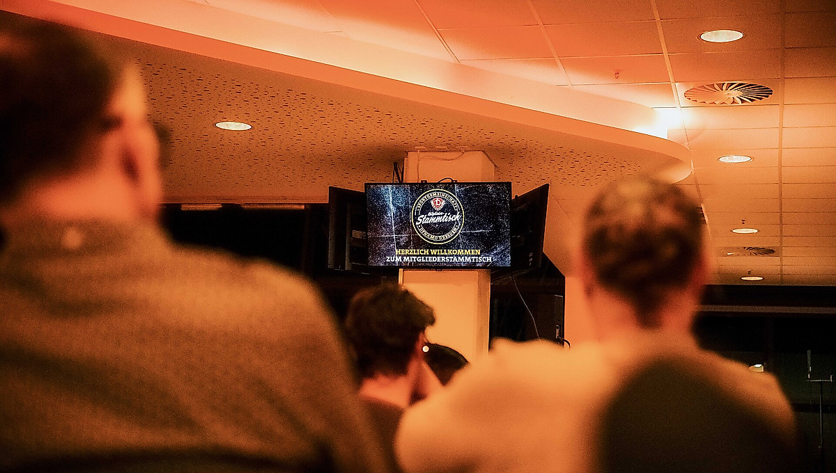 Ein Bildschirm im VIP-Bereich des Rudolf-Harbig-Stadions, der auf den Mitgliederstammtisch hinweist.