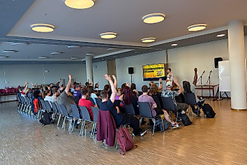 Teilnehmerinnen und Teilnehmer eines Seminars bei einer Schulung