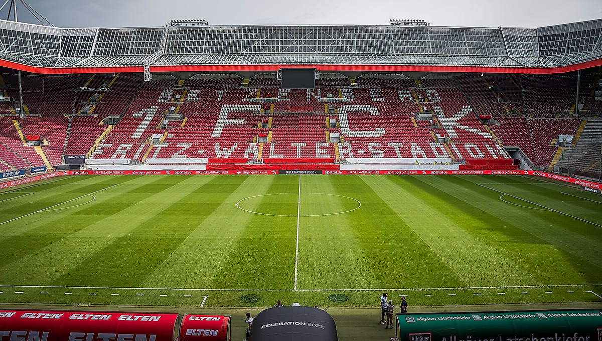 Das leere Fritz-Walter-Stadion in Kaiserslautern vor der Stadionöffnung.