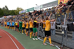 Knapp 2.000 lautstarke Dynamo-Fans unterstützten ihre Mannschaft beim weitesten Auswärtsspiel der Saison.