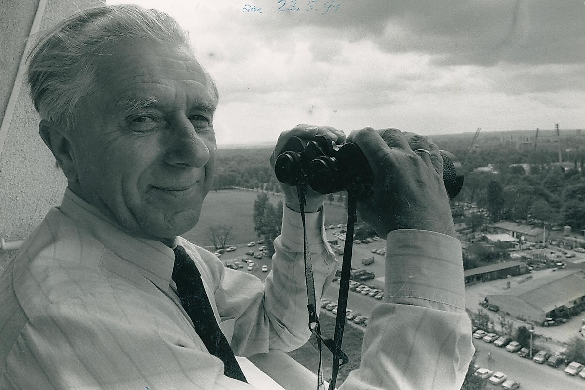 Walter Fritzsch mit Fernglas in der Hand