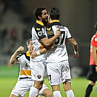 Vorlagengeber Teixeira und Torschütze Paco bejubeln das zwischenzeitliche 1:1