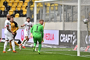 Papadopoulos bringt den HFC aus spitzem Winkel in Führung. | Foto: Dennis Hetzschold