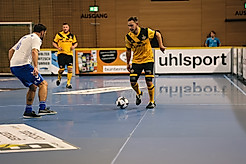 Fußballer Robert Koch beim Dribbling.