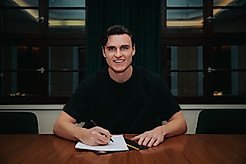 Thomas Keller bei der Vertragsunterschrift.