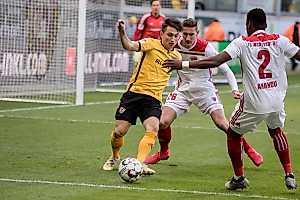 Baris Atik behauptet sich gegen zwei Ingolstädter.