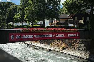 In diesem Jahr ist der kleine Ort im Montafon mit Jubiläums-Bannern geschmückt. 